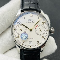【ZF Factory2023墙裂推荐 销量神器】V5升级版 IWC万国葡7－葡萄牙系列七日链 ！1⃣️搭载定制版C.52010自动机械机芯！2⃣️独立小秒针，真动能指示！3⃣️蓝宝石玻璃镜面！4⃣️定制版意大利牛皮表带，原装扣子！5⃣️直径42毫米！ZF出品 必属精品 欢迎您的品鉴！
