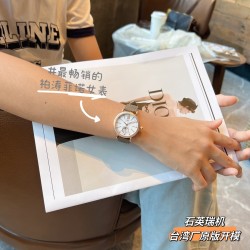 ✨✨IWC万国柏涛菲诺女表     ——昼夜与星辰，一昼一夜一更替✨✨♥️♥️日月为你转动，把星辰赠予你♥️♥️昼夜显示腕表具有的象征意义，代表着时间的流逝和自然的更迭，日月星辰随时间变化，如太阳随着一天的日出逐渐升起，月亮和星星轮流出现在表盘中，展现腕表的精致和优雅所带有的浪漫色彩，让我们感受到时间的魅力和自然的力量！腕表精致简约，风格百搭，34mm的尺寸更显利落别致，精致美观，也更适合女神的纤细手腕佩戴!内部搭载石英瑞士机芯，蓝宝石玻璃，表带搭配快拆系统！