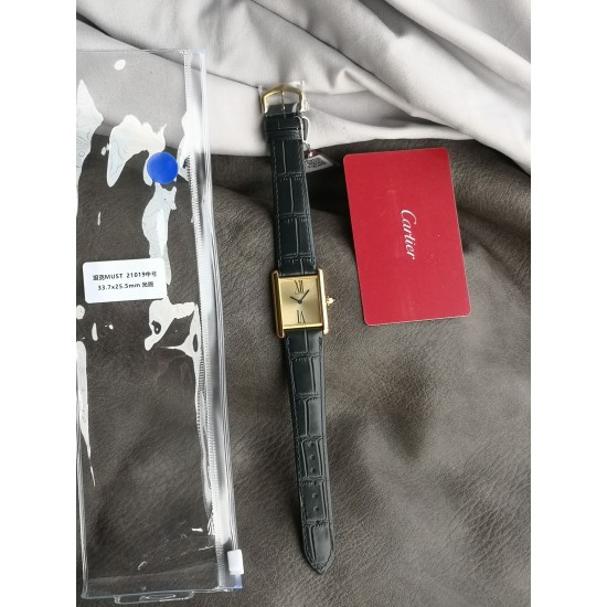 5S+新鲜水果限量推荐:卡地亚坦克系列WGTA0213(大号)100周年限量版腕表,黄金色表壳搭配深蓝色意大利进口小牛皮表带(更备有美洲鳄鱼皮供客选择)。蓝宝石水晶玻璃,金色表盘经过旭日纹拉丝处理,仅在6时和12时位置设有罗马数字,简约优雅。蓝钢时分指针格外显眼醒目,并在表冠上的凸圆形蓝宝石配色相呼应。搭载瑞士石英机芯,尺寸:33.7*25.5毫米。 5S+新鲜水果限量推荐:卡地亚坦克系列WGTA0213(大号)100周年限量版腕表,黄金色表壳搭配深蓝色意大利进口小牛皮表带(更备有美洲鳄鱼皮供客选择)。蓝宝石水晶玻璃,金色表盘经过旭日纹拉丝处理,仅在6时和12时位置设有罗马数字,简约优雅。蓝钢时分指针格外显眼醒目,并在表冠上的凸圆形蓝宝石配色相呼应。搭载瑞士石英机芯,尺寸:33.7*25.5毫米。