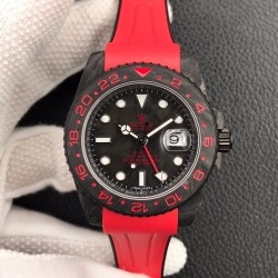劳力士Rolex Daytona翡翠夜光全碳纤维GMT横空出世 这款获得天文台认证的首款全碳纤维GMT搭载2836全自动机械 蓝宝石抗刮损水晶镜面 碳纤维字面 完美复刻 原装同步橡树胶带 原装扣  更加柔软舒适 方便佩戴 爱不释手的劳力士GMT 品不完的一劳永逸！！！