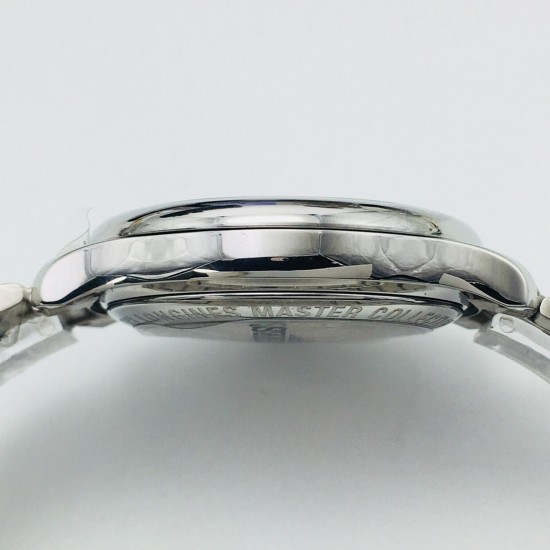 【LG Factory】新力作 浪琴Longines新款「Master Moonphase」月相日历腕表,采用ETA2824-2机芯,功能完美同步,防水深度30米,表耳线条温润流畅。表盘为大三针布局,最特别之处是表圈分钟刻度圈为立体倾斜的设计,提供出色的表盘层次感。6点的月相盘与日历功能融为一体。表盘共有3种款式:银白色麦粒纹搭配衬线体阿拉伯数字时标,黑色麦粒纹搭配罗马数字时标,蓝色日晖纹搭配棍状时标 ,直径40毫米,厚度10毫米,意大利进口小牛皮 原装蝴蝶扣 ⚠️请认准独家品质!LG品质 值得信赖! 【LG Factory】新力作 浪琴Longines新款「Master Moonphase」月相日历腕表,采用ETA2824-2机芯,功能完美同步,防水深度30米,表耳线条温润流畅。表盘为大三针布局,最特别之处是表圈分钟刻度圈为立体倾斜的设计,提供出色的表盘层次感。6点的月相盘与日历功能融为一体。表盘共有3种款式:银白色麦粒纹搭配衬线体阿拉伯数字时标,黑色麦粒纹搭配罗马数字时标,蓝色日晖纹搭配棍状时标 ,直径40毫米,厚度10毫米,意大利进口小牛皮 原装蝴蝶扣 ⚠️请认准独家品质!LG品质 值得信赖!