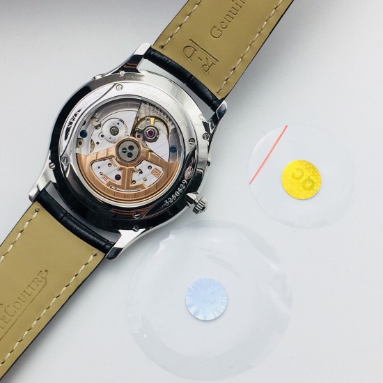 ZF【厚积“薄”发 年度大作】ZF新品,积家月相大师系列,表壳直径39mmX9.9mm与原装同步。六点钟的子盘拥有阳历阴历(月相)双期显示,月相一月转一圈,功能和正品一致。【技术突破】采用9015改积家自产Cal.925/1机芯,功能百分百同步原装自产机芯。走时稳定,素质坚挺。【细节突破】从侧面观察腕表盘面发现有微微的弧度,ZF为了达到这一效果,耗时费力多次调整模具,确保神韵和感觉能与原装相媲美。ZF积家月相大师,满足您对月相的一切美好情怀。 ZF【厚积“薄”发 年度大作】ZF新品,积家月相大师系列,表壳直径39mmX9.9mm与原装同步。六点钟的子盘拥有阳历阴历(月相)双期显示,月相一月转一圈,功能和正品一致。【技术突破】采用9015改积家自产Cal.925/1机芯,功能百分百同步原装自产机芯。走时稳定,素质坚挺。【细节突破】从侧面观察腕表盘面发现有微微的弧度,ZF为了达到这一效果,耗时费力多次调整模具,确保神韵和感觉能与原装相媲美。ZF积家月相大师,满足您对月相的一切美好情怀。