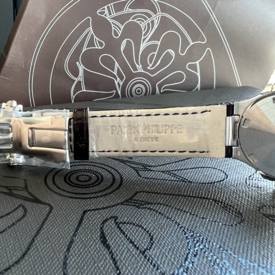 百达翡丽Nautilus 系列7010R最美鹦鹉螺。整个表盘、表壳以及标志性的“锚链式”表耳都采用全手工雪花密镶钻石,以优雅外观体现超卓工艺,美若冰晶,腕表中的“蓝血贵族”。采用32mm表径 上手贴合,进口石英机芯 走时精准,表壳采用不锈钢18k镀玫瑰金,表圈镶嵌46颗,搭配美洲鳄鱼皮表带。送礼自戴首选! 百达翡丽Nautilus 系列7010R最美鹦鹉螺。整个表盘、表壳以及标志性的“锚链式”表耳都采用全手工雪花密镶钻石,以优雅外观体现超卓工艺,美若冰晶,腕表中的“蓝血贵族”。采用32mm表径 上手贴合,进口石英机芯 走时精准,表壳采用不锈钢18k镀玫瑰金,表圈镶嵌46颗,搭配美洲鳄鱼皮表带。送礼自戴首选!