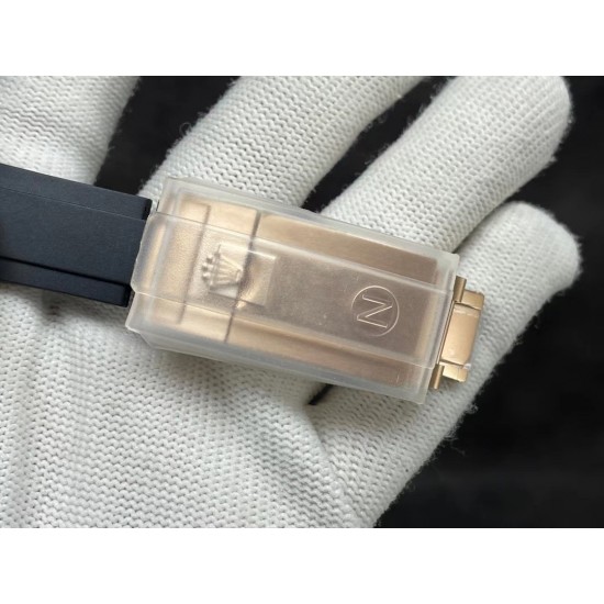 升级版全新到货，劳力士ROLEX游艇名仕型「116655」装载3135机芯，40mm 316L精钢表壳铸造18ct永恒玫瑰金，双向旋转60分钟刻度外圈配哑黑色Cerachrom陶质圈口，凸显抛光立体数字！新款Pyesterflex橡胶表带亦配备蚝式保险扣，人性化二级可剪设计，佩戴稳固从而更加舒适！字面刻度填充进口Chromalight长效果蓝色物料！原装保护胶罩，可检验圈口的外径尺寸是否与原装一致。超级复刻，只有少量，速度要快，动作要帅[机智]现下单外赠一副橡胶表带。