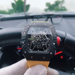 SJ出品 理查德米.勒RM35-01 RAFAEL NADAL 全新限量腕表 釆用三件式结构，上下表圈和底盖分別以NTPT原装碳纤维纹路和了316精钢，字面则配备红色表冠衬垫 ，标志和表带相映成趣 ，精致小配件一层叠一层让表面变的更加层次感  ，搭配原装全自动进口机芯，尺寸50X43mm 三杰精致推荐男士机械腕表 SJ为你精心挑选超真实实物图拍摄