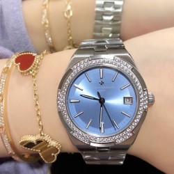 实拍【Vacheron Constantin江诗丹顿】纵横四海系列OVERSEAS女款小号型钢带款——一款极具魅力和旅行精神的女性腕表【表壳】直径36mm适合大部分女性佩戴，84颗圆形切割施华洛水更是钻璀璨夺目 【表盘】简约的大三针设计  旭日纹缎面拉丝的工艺处理 深邃优雅 时标均带白色夜光涂层 【机芯】CITIZEN8系列改Cal.5300机芯（机芯稳定零返修 ） 原装18k纳米镀金质摆陀！