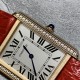 实拍【精品升级版】卡地亚超薄坦克Cartier Tank Solo系列,一款百搭 性价比又高的手表 采用瑞士石英机芯,圆珠形表冠,镶嵌一颗凸圆形合成尖晶石,镀银珠光表盘,罗马数字时标,剑形蓝钢指针,蓝宝石水晶镜面,可搭配进口鳄鱼纹牛皮表带,另有多种颜色荔枝纹原版皮为你打造个性化腕间配饰,直径:小号2431mm,中号2734mm。佩戴舒适柔软服帖,上手显得高贵又典雅,很气质很女人独家货源。「认准细节,欢迎质量对比」 实拍【精品升级版】卡地亚超薄坦克Cartier Tank Solo系列,一款百搭 性价比又高的手表 采用瑞士石英机芯,圆珠形表冠,镶嵌一颗凸圆形合成尖晶石,镀银珠光表盘,罗马数字时标,剑形蓝钢指针,蓝宝石水晶镜面,可搭配进口鳄鱼纹牛皮表带,另有多种颜色荔枝纹原版皮为你打造个性化腕间配饰,直径:小号2431mm,中号2734mm。佩戴舒适柔软服帖,上手显得高贵又典雅,很气质很女人独家货源。「认准细节,欢迎质量对比」