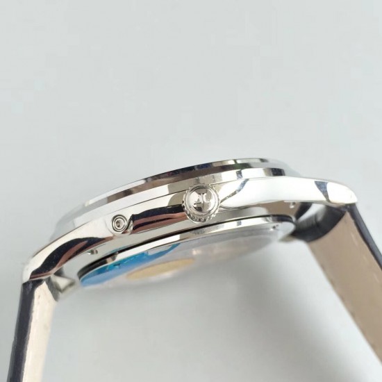 ZF【厚积“薄”发 年度大作】ZF新品,积家月相大师系列,表壳直径39mmX9.9mm与原装同步。六点钟的子盘拥有阳历阴历(月相)双期显示,月相一月转一圈,功能和正品一致。【技术突破】采用9015改积家自产Cal.925/1机芯,功能百分百同步原装自产机芯。走时稳定,素质坚挺。【细节突破】从侧面观察腕表盘面发现有微微的弧度,ZF为了达到这一效果,耗时费力多次调整模具,确保神韵和感觉能与原装相媲美。ZF积家月相大师,满足您对月相的一切美好情怀。 ZF【厚积“薄”发 年度大作】ZF新品,积家月相大师系列,表壳直径39mmX9.9mm与原装同步。六点钟的子盘拥有阳历阴历(月相)双期显示,月相一月转一圈,功能和正品一致。【技术突破】采用9015改积家自产Cal.925/1机芯,功能百分百同步原装自产机芯。走时稳定,素质坚挺。【细节突破】从侧面观察腕表盘面发现有微微的弧度,ZF为了达到这一效果,耗时费力多次调整模具,确保神韵和感觉能与原装相媲美。ZF积家月相大师,满足您对月相的一切美好情怀。