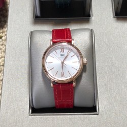 实拍【IWC 2019推出女士全新 Portofino波涛菲诺系列】1⃣️:壳套尺寸34mm/8.8mm采用316精钢材质打磨，每个壳套全程CNC处理所有细节达到完美2⃣️:采用进口日本9015天文台级别经过本厂严格把控 调试 达到零返修稳定性3⃣️:采用瑞士蓝宝石镜面 通透明亮4⃣️字面采用简洁的条丁罗马和表盘十二颗 设计呈现出精致典雅之感5⃣️:表带采用原装快速更换系统 搭配意大利小牛皮皮质柔软细腻:有六种颜色可选(绿色，兰色，黑色，深棕，酒红，粉色)6⃣️:原装表扣采用316精钢材质打磨