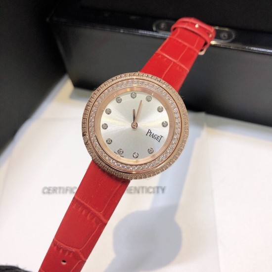 实拍 伯爵-PIAGET 女士腕表 瑞士石英机芯 316L精钢表壳 真牛皮表带 尺寸34*8mm 蓝宝石玻璃镜面 简约的设计,大胆而多彩的配色,以及旋转表圈是伯爵品牌 Possession腕表的特质所在。通过品牌制表师们天马星空的创意,将各个亮色的表带与贵金属、钻石、精钢材质相融,通过圆形盘面的演绎,令全新的 Possession腕表越发闪耀夺目,给人眼前一亮之感。 实拍 伯爵-PIAGET 女士腕表 瑞士石英机芯 316L精钢表壳 真牛皮表带 尺寸34*8mm 蓝宝石玻璃镜面 简约的设计,大胆而多彩的配色,以及旋转表圈是伯爵品牌 Possession腕表的特质所在。通过品牌制表师们天马星空的创意,将各个亮色的表带与贵金属、钻石、精钢材质相融,通过圆形盘面的演绎,令全新的 Possession腕表越发闪耀夺目,给人眼前一亮之感。