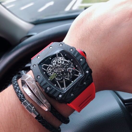 SJ出品 理查德米.勒RM35-01 RAFAEL NADAL 全新限量腕表 釆用三件式结构,上下表圈和底盖分別以NTPT原装碳纤维纹路和了316精钢,字面则配备红色表冠衬垫 ,标志和表带相映成趣 ,精致小配件一层叠一层让表面变的更加层次感 ,搭配原装全自动进口机芯,尺寸50X43mm 三杰精致推荐男士机械腕表 SJ为你精心挑选超真实实物图拍摄 SJ出品 理查德米.勒RM35-01 RAFAEL NADAL 全新限量腕表 釆用三件式结构,上下表圈和底盖分別以NTPT原装碳纤维纹路和了316精钢,字面则配备红色表冠衬垫 ,标志和表带相映成趣 ,精致小配件一层叠一层让表面变的更加层次感 ,搭配原装全自动进口机芯,尺寸50X43mm 三杰精致推荐男士机械腕表 SJ为你精心挑选超真实实物图拍摄