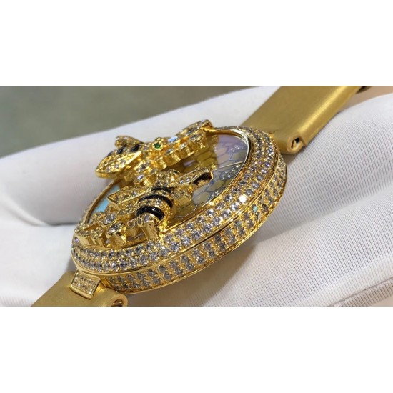 Cartier-卡地亚 创意宝石BESTIAIRE系列 HPI00480 珐琅 40毫米 石英机芯 女士腕表 黄金表盘 镶钻 半透明黄色内填珐琅 2只黄金蜜蜂装饰 镶嵌明亮式切割圆钻 黄色钻石及黑色珐琅条纹 4枚祖母绿蜂眼 这款腕表由尊贵超凡的金属雕琢而成 并衬以珍奇夺目的宝石 堪称高级珠宝中的真正典范 不仅如此 把一株繁茂的植物或者一只惊艳的动物设计成为表盘的造型 既给品牌创意增添了一丝神秘 又在作品中蕴藏了一份雅致 Cartier-卡地亚 创意宝石BESTIAIRE系列 HPI00480 珐琅 40毫米 石英机芯 女士腕表 黄金表盘 镶钻 半透明黄色内填珐琅 2只黄金蜜蜂装饰 镶嵌明亮式切割圆钻 黄色钻石及黑色珐琅条纹 4枚祖母绿蜂眼 这款腕表由尊贵超凡的金属雕琢而成 并衬以珍奇夺目的宝石 堪称高级珠宝中的真正典范 不仅如此 把一株繁茂的植物或者一只惊艳的动物设计成为表盘的造型 既给品牌创意增添了一丝神秘 又在作品中蕴藏了一份雅致