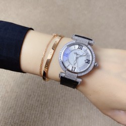 ★实拍 萧邦 CHOPARD IMPERIALE 系列腕表。独特风格带您走进一个新阶段并且成功塑造了崇尚自我表达和与众不同的生活化概念，316精钢材质，此表款全手工镶嵌施华洛世奇水晶钻，成为了美式奢侈生活风格的代表！进口石英机芯以及精细做工，佩戴贴手舒适，设计风格简约明朗。充满奢华璀璨的气息，光彩夺人、让你瞬间提升华丽的气质 ！