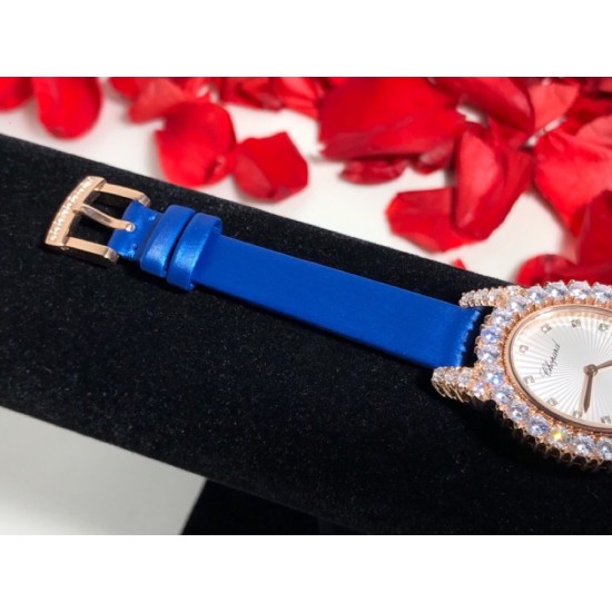 萧邦新款 LHEURE DU DIAMANT MEDIUM OVAL 此款LHeure du Diamant 椭圆形切割雕纹镶钻表盘 环以点缀钻石的表圈 优雅气韵 时尚风格和萧邦精湛的手工艺尽显无遗 光华耀目 MM™ 白玫同价