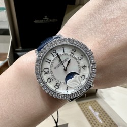 新春款，积家星空月相约会。积家月相约会系列型号:357843J 腕表浪漫登场,功能同步原装，与原装对版。          【机芯】采用优美达9015机芯改装925A/1，功能同步原装:  6点钟月相盘为一个月走一圈， 7点钟方向表壳按钮调节月相功能。【表壳】直径34mm，厚度8.8毫米。外观同原装精钢材质打造•表圈镶嵌了紧密排列的明亮式切割钻石。【表盘】扭索饰纹表盘，内表盘和谐对称的点缀了尺寸较小的美钻。【表镜】材质为蓝宝石水晶玻璃镜面高透清晰高透清晰。 【表带】意大利质感小牛皮。一切以实物说话
