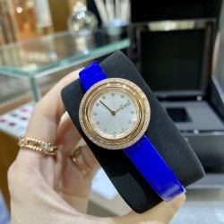 全网女生听我的！买它…❤️。     伯爵“时来运转”顶级奢侈品入门款精致的 29mm尺寸大小！第一眼看到它的时候我一眼就中，首先是外观设计足够百搭，➕上外层一圈可来回转动 很有寓意、一起“转动，遇见非凡”。上手很秀气，彩色鳄鱼皮可轻松拆卸 看上去就高端，机芯采用瑞士进口石英机芯，螺旋式表圈316L精钢打磨抛光 表面光亮如镜、表盘内圈钻石刻度 11颗⭕️圆形美钻（约0.07克拉）外圈一颗圆形美钻（约0.05克拉）