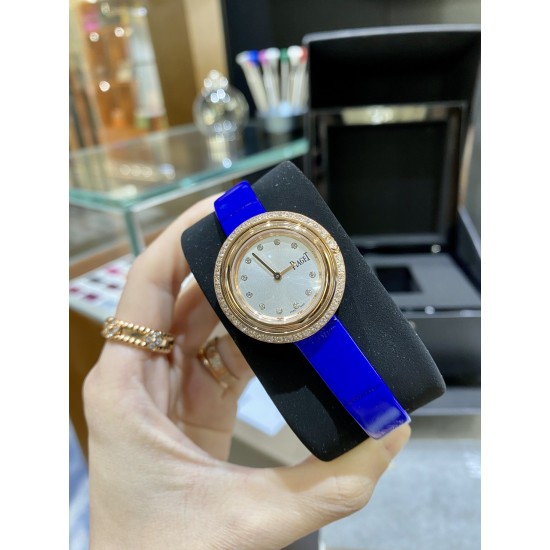 全网女生听我的!买它…❤️。 伯爵“时来运转”顶级奢侈品入门款精致的 29mm尺寸大小!第一眼看到它的时候我一眼就中,首先是外观设计足够百搭,➕上外层一圈可来回转动 很有寓意、一起“转动,遇见非凡”。上手很秀气,彩色鳄鱼皮可轻松拆卸 看上去就高端,机芯采用瑞士进口石英机芯,螺旋式表圈316L精钢打磨抛光 表面光亮如镜、表盘内圈钻石刻度 11颗⭕️圆形美钻(约0.07克拉)外圈一颗圆形美钻(约0.05克拉) 全网女生听我的!买它…❤️。 伯爵“时来运转”顶级奢侈品入门款精致的 29mm尺寸大小!第一眼看到它的时候我一眼就中,首先是外观设计足够百搭,➕上外层一圈可来回转动 很有寓意、一起“转动,遇见非凡”。上手很秀气,彩色鳄鱼皮可轻松拆卸 看上去就高端,机芯采用瑞士进口石英机芯,螺旋式表圈316L精钢打磨抛光 表面光亮如镜、表盘内圈钻石刻度 11颗⭕️圆形美钻(约0.07克拉)外圈一颗圆形美钻(约0.05克拉)