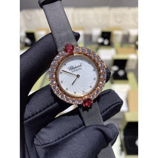 实拍 萧邦-Chopard,女士腕表 当华美珠宝邂逅钟表技艺,Chopard萧邦通过极致工艺将两者合一,奉献出绝世佳作 这件珠宝腕表作品凝聚了来自于Chopard萧邦珠宝工坊的工艺精华,将珠宝化身为腕表,绽放出无与伦比的璀璨光华 搭配进口石英 36mm 娟丝表带 实拍 萧邦-Chopard,女士腕表 当华美珠宝邂逅钟表技艺,Chopard萧邦通过极致工艺将两者合一,奉献出绝世佳作 这件珠宝腕表作品凝聚了来自于Chopard萧邦珠宝工坊的工艺精华,将珠宝化身为腕表,绽放出无与伦比的璀璨光华 搭配进口石英 36mm 娟丝表带