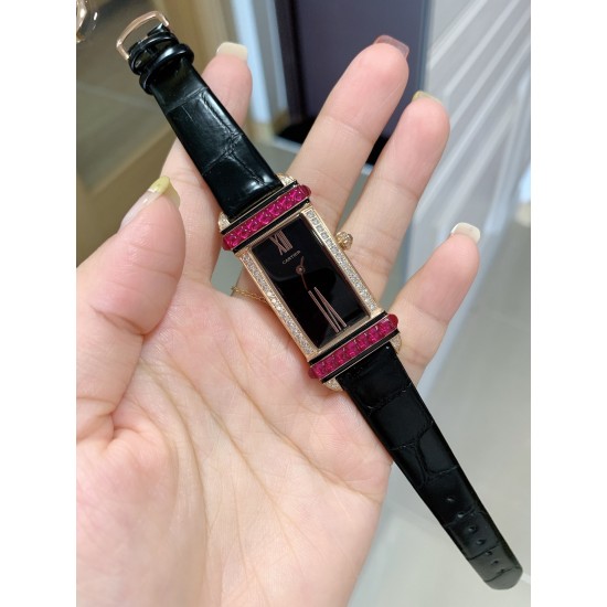 实拍 全新卡地亚销量款TankChinoise腕表犹如色彩棱镜,钻石和红宝石碰撞出激情,造型延续传统,凸显美学创意。TankChinoise腕表将女性的魅力尽展无疑,卡地亚在腕表造型上实现突破,结合具有中国风情色彩的红色,象征热情和活力,将色彩演绎出全新风格。钻石和红宝石之间交相映衬,构成视觉上的张力,致敬原型腕表的立体风格。 实拍 全新卡地亚销量款TankChinoise腕表犹如色彩棱镜,钻石和红宝石碰撞出激情,造型延续传统,凸显美学创意。TankChinoise腕表将女性的魅力尽展无疑,卡地亚在腕表造型上实现突破,结合具有中国风情色彩的红色,象征热情和活力,将色彩演绎出全新风格。钻石和红宝石之间交相映衬,构成视觉上的张力,致敬原型腕表的立体风格。
