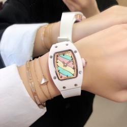 实拍 理查德米勒 RichardMille 糖果棉花糖 最新爆款 bon bon系列最稀有的作品！克服传统工艺打破模式！钟表最受尊敬的技术之一。不是所有人的嫁妆，棉花糖运动曲线和颜色，它们是诱人的。有了理查德米勒，实现了把棉花糖戴在你的手腕上！白色陶瓷加上黄粉绿搪瓷表盘，RM-07柔和的颜色创造了一个组合...甜蜜！糖果店的一次旅行，一个让人难以置信的艺术品。你会戴上它吗？