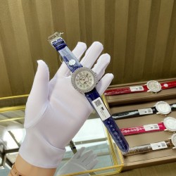 实拍 v18出品 狠货来袭 积家 约会大师 升级版最新24小时日月星辰 日月分明 女士腕表 珠宝镶钻设计风格首次使用高级珠宝的爪镶工艺而非常罕见轨道镶嵌！采用锆石材料。鲜艳光泽强！壳套：珠宝镶钻表壳、316L精钢玻璃：采用蓝宝石水晶表镜表盘：珍珠母贝镶钻表盘、台湾厂立体数字真钉立体！太阳月亮浮现出立体效果24小时日月分明表带：美洲鳄鱼皮表带尺寸：直径36mm，厚度8.8mm机芯：瑞士进口机芯体现出高贵优雅气质、材质进口质量保证零0⃣返修