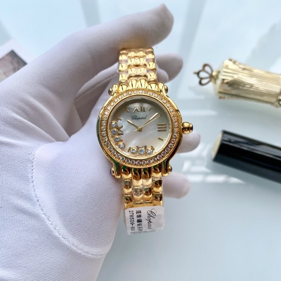 萧邦 Chopard Happy Diamonds 走珠系列腕表。巧妙运用其经典元素,发挥传奇般的大胆创意,展现浓厚的现代气息。天然珍珠贝母表盘搭配罗马、条钉刻度,采用双层玻璃镜面使钻石在表盘悬空游走,进口石英机芯,气质优雅之选,让你举手投足间优雅从容。尺寸32mm*35mm*10mm️ 萧邦 Chopard Happy Diamonds 走珠系列腕表。巧妙运用其经典元素,发挥传奇般的大胆创意,展现浓厚的现代气息。天然珍珠贝母表盘搭配罗马、条钉刻度,采用双层玻璃镜面使钻石在表盘悬空游走,进口石英机芯,气质优雅之选,让你举手投足间优雅从容。尺寸32mm*35mm*10mm️
