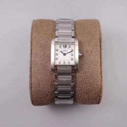 实拍 8848F出品卡地亚法国坦克！瑞士石英机芯，尺寸～25.35*20.3mm，其他的就不作多介绍了，均可官网查阅，下面我来讲讲它的迷人之处，坦克腕表家族中女性最喜欢的一个系列。首先正像坦克与履带的不可分离，法国坦克腕表的履带式表链不仅像一款简练的手镯将金属的光泽绽放无余，也更好的融合了坦克系列棱角分明、锐利的表壳边缘，二者的结合不仅使表款风格上有个完整的统一性，更是对坦克腕表系列的自由精神的完美诠释，因此法国坦克可谓是卡地亚坦克腕表系列之中的经典之作！保卡、吊牌、表带膜和外包装都有贴标型号！下手要快！