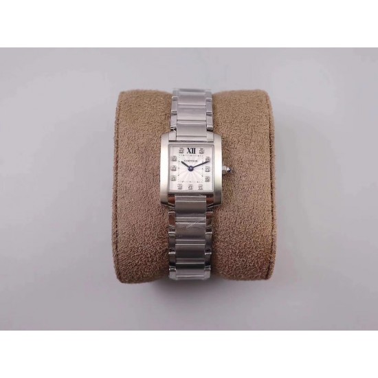 实拍 8848F出品卡地亚法国坦克!瑞士石英机芯,尺寸~25.35*20.3mm,其他的就不作多介绍了,均可官网查阅,下面我来讲讲它的迷人之处,坦克腕表家族中女性最喜欢的一个系列。首先正像坦克与履带的不可分离,法国坦克腕表的履带式表链不仅像一款简练的手镯将金属的光泽绽放无余,也更好的融合了坦克系列棱角分明、锐利的表壳边缘,二者的结合不仅使表款风格上有个完整的统一性,更是对坦克腕表系列的自由精神的完美诠释,因此法国坦克可谓是卡地亚坦克腕表系列之中的经典之作!保卡、吊牌、表带膜和外包装都有贴标型号!下手要快! 实拍 8848F出品卡地亚法国坦克!瑞士石英机芯,尺寸~25.35*20.3mm,其他的就不作多介绍了,均可官网查阅,下面我来讲讲它的迷人之处,坦克腕表家族中女性最喜欢的一个系列。首先正像坦克与履带的不可分离,法国坦克腕表的履带式表链不仅像一款简练的手镯将金属的光泽绽放无余,也更好的融合了坦克系列棱角分明、锐利的表壳边缘,二者的结合不仅使表款风格上有个完整的统一性,更是对坦克腕表系列的自由精神的完美诠释,因此法国坦克可谓是卡地亚坦克腕表系列之中的经典之作!保卡、吊牌、表带膜和外包装都有贴标型号!下手要快!