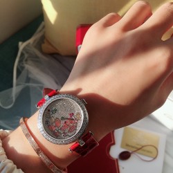 ❤️实拍 卡地亚-Cartier 满钻藤花系列腕表 双排钻侧身 搭配亮黑.红色鳄鱼皮瑞士石英机芯 蓝宝石水晶玻璃镜面 百搭经典尺寸35mm。表盘媚丽搭配并缀有彩色饰以密镶藤花的造型 奢华极致你值得拥有它。