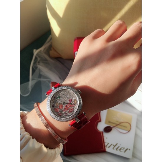 ❤️实拍 卡地亚-Cartier 满钻藤花系列腕表 双排钻侧身 搭配亮黑.红色鳄鱼皮瑞士石英机芯 蓝宝石水晶玻璃镜面 百搭经典尺寸35mm。表盘媚丽搭配并缀有彩色饰以密镶藤花的造型 奢华极致你值得拥有它。 ❤️实拍 卡地亚-Cartier 满钻藤花系列腕表 双排钻侧身 搭配亮黑.红色鳄鱼皮瑞士石英机芯 蓝宝石水晶玻璃镜面 百搭经典尺寸35mm。表盘媚丽搭配并缀有彩色饰以密镶藤花的造型 奢华极致你值得拥有它。