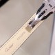 实拍 卡地亚钥匙系列 Cl de Cartier 一款充满浪漫色彩的腕表,时光之钥打开典雅之门。此款钥匙采用316精钢打造出直径35毫米,字面采用凸体印刷,蓝宝石镜面,瑞士石英机芯,在经典设计元素的基础上对腕表整体细节大幅度提升,保证新品腕表的高超性能。从外观看它不是家族中的显贵,但一定是家族的骄傲、低调而奢华。 实拍 卡地亚钥匙系列 Cl de Cartier 一款充满浪漫色彩的腕表,时光之钥打开典雅之门。此款钥匙采用316精钢打造出直径35毫米,字面采用凸体印刷,蓝宝石镜面,瑞士石英机芯,在经典设计元素的基础上对腕表整体细节大幅度提升,保证新品腕表的高超性能。从外观看它不是家族中的显贵,但一定是家族的骄傲、低调而奢华。