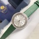 实拍 伯爵-PIAGET 女士腕表 瑞士石英机芯 316L精钢表壳 真牛皮表带 尺寸34*8mm 蓝宝石玻璃镜面 简约的设计,大胆而多彩的配色,以及旋转表圈是伯爵品牌 Possession腕表的特质所在。通过品牌制表师们天马星空的创意,将各个亮色的表带与贵金属、钻石、精钢材质相融,通过圆形盘面的演绎,令全新的 Possession腕表越发闪耀夺目,给人眼前一亮之感。 实拍 伯爵-PIAGET 女士腕表 瑞士石英机芯 316L精钢表壳 真牛皮表带 尺寸34*8mm 蓝宝石玻璃镜面 简约的设计,大胆而多彩的配色,以及旋转表圈是伯爵品牌 Possession腕表的特质所在。通过品牌制表师们天马星空的创意,将各个亮色的表带与贵金属、钻石、精钢材质相融,通过圆形盘面的演绎,令全新的 Possession腕表越发闪耀夺目,给人眼前一亮之感。