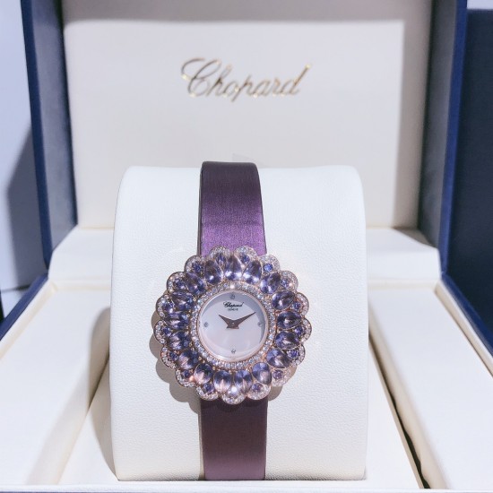 实拍 萧邦-Chopard❥ Precious Chopard系列❥瑞士石英机芯❥蓝宝石玻璃镜面❥表壳直径约36mm 厚度约8mm❥今年以“舞会”为主题,推出Precious Chopard系列高级珠宝与珠宝表新作。以钻石和多种彩色贵重宝石为Precious Chopard系列珠宝装饰出华丽的外衣,由最出色的珠宝师以卓绝工艺精心制作,散发出盛大晚会的恢宏气势。 实拍 萧邦-Chopard❥ Precious Chopard系列❥瑞士石英机芯❥蓝宝石玻璃镜面❥表壳直径约36mm 厚度约8mm❥今年以“舞会”为主题,推出Precious Chopard系列高级珠宝与珠宝表新作。以钻石和多种彩色贵重宝石为Precious Chopard系列珠宝装饰出华丽的外衣,由最出色的珠宝师以卓绝工艺精心制作,散发出盛大晚会的恢宏气势。