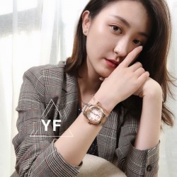 ★实拍《YF》萧邦HAPPY DIAMONDS 市面上最高版本钢带版 钢带加表盘七颗水钻设计 简约大气中带女人味女性美不单单以包包为主 有一款百搭的手表也很重要 如果你有选择恐惧症 这款就是你的唯一