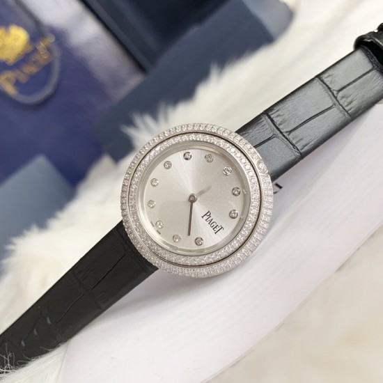 实拍 伯爵-PIAGET 女士腕表 瑞士石英机芯 316L精钢表壳 真牛皮表带 尺寸34*8mm 蓝宝石玻璃镜面 简约的设计,大胆而多彩的配色,以及旋转表圈是伯爵品牌 Possession腕表的特质所在。通过品牌制表师们天马星空的创意,将各个亮色的表带与贵金属、钻石、精钢材质相融,通过圆形盘面的演绎,令全新的 Possession腕表越发闪耀夺目,给人眼前一亮之感。 实拍 伯爵-PIAGET 女士腕表 瑞士石英机芯 316L精钢表壳 真牛皮表带 尺寸34*8mm 蓝宝石玻璃镜面 简约的设计,大胆而多彩的配色,以及旋转表圈是伯爵品牌 Possession腕表的特质所在。通过品牌制表师们天马星空的创意,将各个亮色的表带与贵金属、钻石、精钢材质相融,通过圆形盘面的演绎,令全新的 Possession腕表越发闪耀夺目,给人眼前一亮之感。