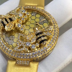 Cartier-卡地亚 创意宝石BESTIAIRE系列 HPI00480 珐琅 40毫米 石英机芯 女士腕表 黄金表盘 镶钻 半透明黄色内填珐琅 2只黄金蜜蜂装饰 镶嵌明亮式切割圆钻 黄色钻石及黑色珐琅条纹 4枚祖母绿蜂眼 这款腕表由尊贵超凡的金属雕琢而成 并衬以珍奇夺目的宝石 堪称高级珠宝中的真正典范 不仅如此 把一株繁茂的植物或者一只惊艳的动物设计成为表盘的造型 既给品牌创意增添了一丝神秘 又在作品中蕴藏了一份雅致