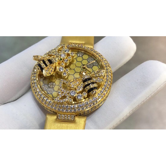 Cartier-卡地亚 创意宝石BESTIAIRE系列 HPI00480 珐琅 40毫米 石英机芯 女士腕表 黄金表盘 镶钻 半透明黄色内填珐琅 2只黄金蜜蜂装饰 镶嵌明亮式切割圆钻 黄色钻石及黑色珐琅条纹 4枚祖母绿蜂眼 这款腕表由尊贵超凡的金属雕琢而成 并衬以珍奇夺目的宝石 堪称高级珠宝中的真正典范 不仅如此 把一株繁茂的植物或者一只惊艳的动物设计成为表盘的造型 既给品牌创意增添了一丝神秘 又在作品中蕴藏了一份雅致 Cartier-卡地亚 创意宝石BESTIAIRE系列 HPI00480 珐琅 40毫米 石英机芯 女士腕表 黄金表盘 镶钻 半透明黄色内填珐琅 2只黄金蜜蜂装饰 镶嵌明亮式切割圆钻 黄色钻石及黑色珐琅条纹 4枚祖母绿蜂眼 这款腕表由尊贵超凡的金属雕琢而成 并衬以珍奇夺目的宝石 堪称高级珠宝中的真正典范 不仅如此 把一株繁茂的植物或者一只惊艳的动物设计成为表盘的造型 既给品牌创意增添了一丝神秘 又在作品中蕴藏了一份雅致