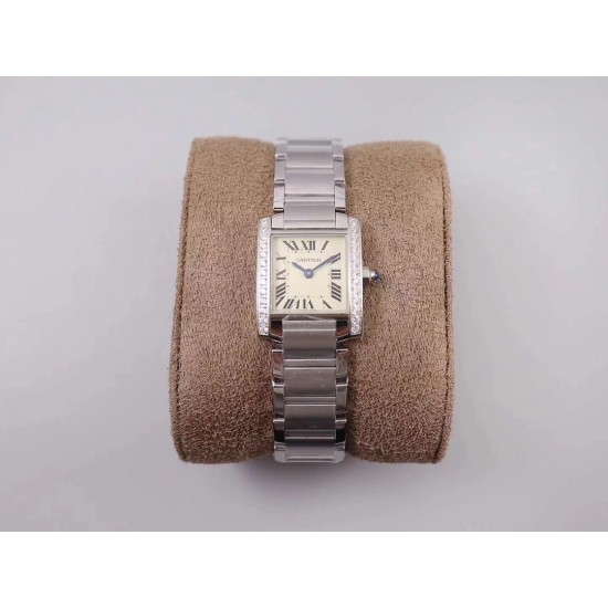 实拍 8848F出品卡地亚法国坦克!瑞士石英机芯,尺寸~25.35*20.3mm,其他的就不作多介绍了,均可官网查阅,下面我来讲讲它的迷人之处,坦克腕表家族中女性最喜欢的一个系列。首先正像坦克与履带的不可分离,法国坦克腕表的履带式表链不仅像一款简练的手镯将金属的光泽绽放无余,也更好的融合了坦克系列棱角分明、锐利的表壳边缘,二者的结合不仅使表款风格上有个完整的统一性,更是对坦克腕表系列的自由精神的完美诠释,因此法国坦克可谓是卡地亚坦克腕表系列之中的经典之作!保卡、吊牌、表带膜和外包装都有贴标型号!下手要快! 实拍 8848F出品卡地亚法国坦克!瑞士石英机芯,尺寸~25.35*20.3mm,其他的就不作多介绍了,均可官网查阅,下面我来讲讲它的迷人之处,坦克腕表家族中女性最喜欢的一个系列。首先正像坦克与履带的不可分离,法国坦克腕表的履带式表链不仅像一款简练的手镯将金属的光泽绽放无余,也更好的融合了坦克系列棱角分明、锐利的表壳边缘,二者的结合不仅使表款风格上有个完整的统一性,更是对坦克腕表系列的自由精神的完美诠释,因此法国坦克可谓是卡地亚坦克腕表系列之中的经典之作!保卡、吊牌、表带膜和外包装都有贴标型号!下手要快!