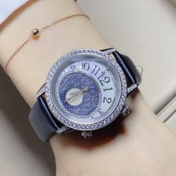 实拍 积家Rendez-Vous Moon Serenity约会系列月相腕表以爱之名，相约一生【表壳】腕表尺寸36mmX10.6mm，质感同步正品。镶嵌124颗顶级施华洛世奇闪钻勾勒腕表圆润外观，与镶满美钻的表圈相辅相成共同散放着星空一般的璀璨光芒【表盘】搭配一枚星形指针以最富诗意的方式，提示佩戴者约会的时间，珍珠贝母月相在缎面打磨的星图映衬下尽现柔美【机芯】瑞士石英机芯，完美实现原装星辰月相功能，走时稳定【表带扣】意大利小牛皮和进口绢丝带质感上佳，搭配积家原装折叠。