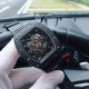 SJ出品 理查德米.勒RM35 GOLD AND CERAMIC全新限量腕表 釆用三件式结构,上下表圈和底盖分別以NTPT原装碳纤维纹路和了316精钢,字面则配备红色表冠衬垫 ,标志和表带相映成趣 ,精致小配件一层叠一层让表面变的更加层次感 ,搭配原装全自动进口机芯,尺寸50X43mm 三杰精致推荐男士机械腕表 SJ为你精心挑选超真实实物图拍摄 SJ出品 理查德米.勒RM35 GOLD AND CERAMIC全新限量腕表 釆用三件式结构,上下表圈和底盖分別以NTPT原装碳纤维纹路和了316精钢,字面则配备红色表冠衬垫 ,标志和表带相映成趣 ,精致小配件一层叠一层让表面变的更加层次感 ,搭配原装全自动进口机芯,尺寸50X43mm 三杰精致推荐男士机械腕表 SJ为你精心挑选超真实实物图拍摄