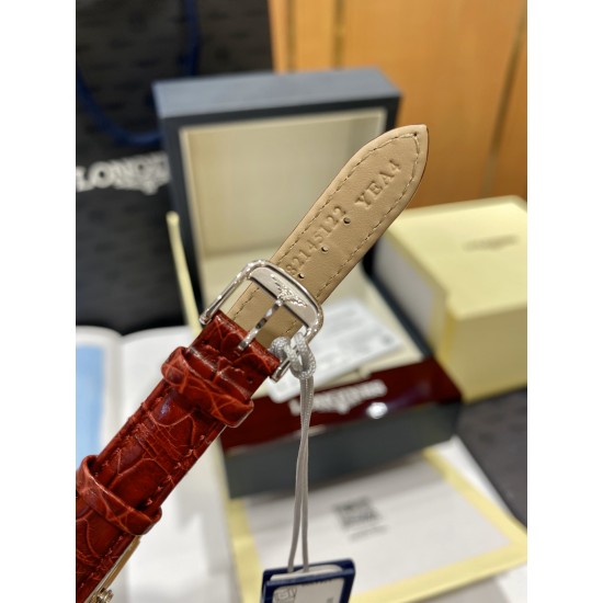 鳄鱼皮瑞士石英到货!浪琴表黛绰维纳20.80 X 32.00mm 石英女士腕表!瑞士石英,蓝宝石玻璃,鳄鱼皮表带,浪琴排名皇后级别的当属黛绰维纳系列女表 以意大利语中的Dolce Vita为名 寓意甜美生活 寓意意式生活邂逅现代浪漫 通过几何线条与柔美曲线塑造出现代优雅与妩媚姿态 银色表盘的雕花、以及蓝钢指针等精致细节都烘托出佩戴者纯正的优雅与贵气 ! 鳄鱼皮瑞士石英到货!浪琴表黛绰维纳20.80 X 32.00mm 石英女士腕表!瑞士石英,蓝宝石玻璃,鳄鱼皮表带,浪琴排名皇后级别的当属黛绰维纳系列女表 以意大利语中的Dolce Vita为名 寓意甜美生活 寓意意式生活邂逅现代浪漫 通过几何线条与柔美曲线塑造出现代优雅与妩媚姿态 银色表盘的雕花、以及蓝钢指针等精致细节都烘托出佩戴者纯正的优雅与贵气 !