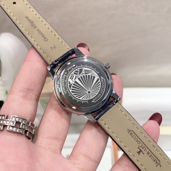实拍 积家-Jaeger-LeCoultre DAZZLING RENDEZ- VOUS MOON约会系列月相珠宝腕表月之女神,是浪漫与柔美的象征,她掌管着大自然中的潮起潮落和季节更替,是艺术家与诗人们的灵感源泉,在温润莹亮的白色珍珠母贝映衬下,晶莹璀璨的钻石散发出夜空般的静谧之美,表圈镶嵌108颗 钻石,组成两个环绕表壳的同心圆。由36颗以爪镶工艺镶嵌的 钻石组成的外圈,为光芒闪耀的表圈营造出轻盈美妙的质感,尺寸36mm的精钢表壳搭配进口瑞士石英,采用蓝宝石水晶玻璃。 实拍 积家-Jaeger-LeCoultre DAZZLING RENDEZ- VOUS MOON约会系列月相珠宝腕表月之女神,是浪漫与柔美的象征,她掌管着大自然中的潮起潮落和季节更替,是艺术家与诗人们的灵感源泉,在温润莹亮的白色珍珠母贝映衬下,晶莹璀璨的钻石散发出夜空般的静谧之美,表圈镶嵌108颗 钻石,组成两个环绕表壳的同心圆。由36颗以爪镶工艺镶嵌的 钻石组成的外圈,为光芒闪耀的表圈营造出轻盈美妙的质感,尺寸36mm的精钢表壳搭配进口瑞士石英,采用蓝宝石水晶玻璃。