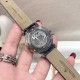 实拍 积家-Jaeger-LeCoultre DAZZLING RENDEZ- VOUS MOON约会系列月相珠宝腕表月之女神,是浪漫与柔美的象征,她掌管着大自然中的潮起潮落和季节更替,是艺术家与诗人们的灵感源泉,在温润莹亮的白色珍珠母贝映衬下,晶莹璀璨的钻石散发出夜空般的静谧之美,表圈镶嵌108颗 钻石,组成两个环绕表壳的同心圆。由36颗以爪镶工艺镶嵌的 钻石组成的外圈,为光芒闪耀的表圈营造出轻盈美妙的质感,尺寸36mm的精钢表壳搭配进口瑞士石英,采用蓝宝石水晶玻璃。 实拍 积家-Jaeger-LeCoultre DAZZLING RENDEZ- VOUS MOON约会系列月相珠宝腕表月之女神,是浪漫与柔美的象征,她掌管着大自然中的潮起潮落和季节更替,是艺术家与诗人们的灵感源泉,在温润莹亮的白色珍珠母贝映衬下,晶莹璀璨的钻石散发出夜空般的静谧之美,表圈镶嵌108颗 钻石,组成两个环绕表壳的同心圆。由36颗以爪镶工艺镶嵌的 钻石组成的外圈,为光芒闪耀的表圈营造出轻盈美妙的质感,尺寸36mm的精钢表壳搭配进口瑞士石英,采用蓝宝石水晶玻璃。