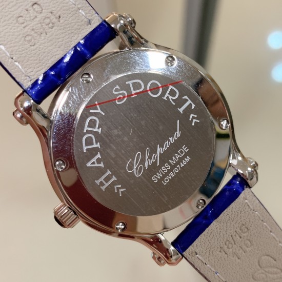 实拍 新款 萧邦Happy Sport 腕表精钢表壳制表工艺与优雅美学风格巧妙结合,以此来展示女性魅力和技术性能,玫瑰金真空电镀材质,既优雅又时尚,以圆润柔美的曲线演绎隽永女性魅力。萧邦象征永恒的展现新颖诠释,打造出一款献给女性的臻礼,许下一个象征快乐的诚挚诺言。Happy Spor欢快嬉戏、自由旋转的水钻珠子在两片蓝宝石水晶之间愉悦轻舞。表壳约35mm 。 实拍 新款 萧邦Happy Sport 腕表精钢表壳制表工艺与优雅美学风格巧妙结合,以此来展示女性魅力和技术性能,玫瑰金真空电镀材质,既优雅又时尚,以圆润柔美的曲线演绎隽永女性魅力。萧邦象征永恒的展现新颖诠释,打造出一款献给女性的臻礼,许下一个象征快乐的诚挚诺言。Happy Spor欢快嬉戏、自由旋转的水钻珠子在两片蓝宝石水晶之间愉悦轻舞。表壳约35mm 。