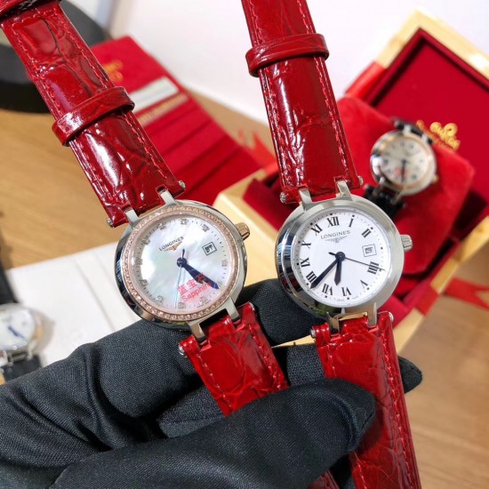实拍 6月浪琴心月系列特惠促销促销期间下单赠送一条牛皮表带数量有限送完即止浪琴心月系列女士腕表,进口石英机芯,精钢圆形表壳,表径30mm,抗磨损合成双卜蓝宝石玻璃(数据同步正品)A级深海白色珍珠母贝字面,高档八角批花镐石钻丁刻度,精钢表链搭配原装三折式表扣。 实拍 6月浪琴心月系列特惠促销促销期间下单赠送一条牛皮表带数量有限送完即止浪琴心月系列女士腕表,进口石英机芯,精钢圆形表壳,表径30mm,抗磨损合成双卜蓝宝石玻璃(数据同步正品)A级深海白色珍珠母贝字面,高档八角批花镐石钻丁刻度,精钢表链搭配原装三折式表扣。