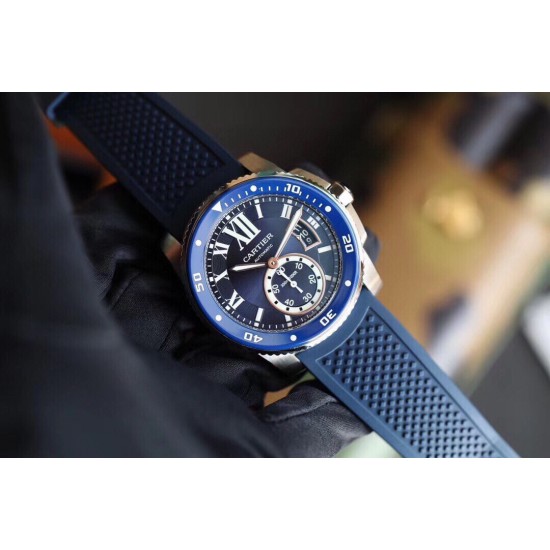 Cartier 卡地亚 卡利博CALIBRE DE CARTIER系列,316精钢表壳,陶瓷夜光圈口,尺寸42mm,搭载全自动机械机芯,进口天然橡胶表带,Super LumiNova夜光涂层三角时标,时尚与运动结合的潜水表硬朗而霸气,彰显气质。 Cartier 卡地亚 卡利博CALIBRE DE CARTIER系列,316精钢表壳,陶瓷夜光圈口,尺寸42mm,搭载全自动机械机芯,进口天然橡胶表带,Super LumiNova夜光涂层三角时标,时尚与运动结合的潜水表硬朗而霸气,彰显气质。