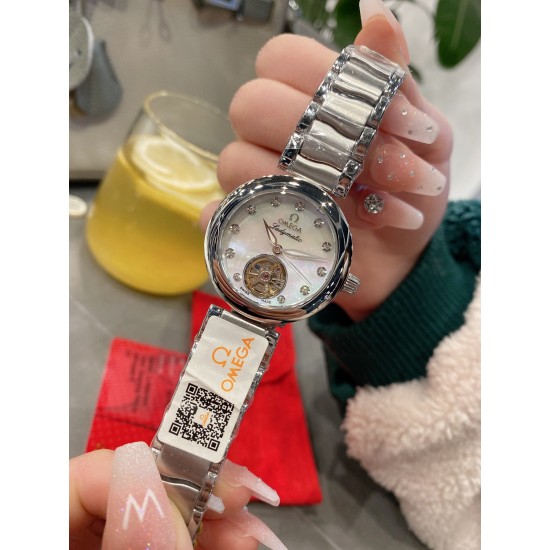 全新欧米茄Ladymatic系列陀飞轮升级版闪亮登场✨‼️采用天然珍珠贝母飞轮表盘、以简约大方的外形备受现代女性青睐。搭配全自动机械机芯,走时稳定,拱形蓝宝石镜面,316L精钢材质,完美演绎。多色进口意大利鳄鱼纹路真牛皮表带和316精钢表带可供选择!绝对是女装机械表里的天花板尺寸35mm12mm 全新欧米茄Ladymatic系列陀飞轮升级版闪亮登场✨‼️采用天然珍珠贝母飞轮表盘、以简约大方的外形备受现代女性青睐。搭配全自动机械机芯,走时稳定,拱形蓝宝石镜面,316L精钢材质,完美演绎。多色进口意大利鳄鱼纹路真牛皮表带和316精钢表带可供选择!绝对是女装机械表里的天花板尺寸35mm12mm