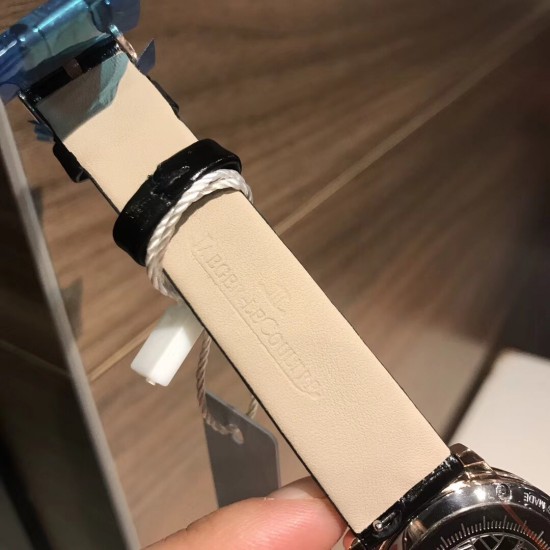 实拍 积家约会系列月相腕表延续了约会系列的独特美学,以珍珠母贝打造一轮皎洁明月,伴以钻石镶饰的璀璨星光,衬于深邃的蓝天表盘之上,可谓“晃所有人的眼,露自己的脸”,将女士的优雅浪漫萦绕腕间,俘获了芳心无数。进口石英机芯,蓝宝石镜面,原装折叠扣,表盘宽34mm,厚9mm。 实拍 积家约会系列月相腕表延续了约会系列的独特美学,以珍珠母贝打造一轮皎洁明月,伴以钻石镶饰的璀璨星光,衬于深邃的蓝天表盘之上,可谓“晃所有人的眼,露自己的脸”,将女士的优雅浪漫萦绕腕间,俘获了芳心无数。进口石英机芯,蓝宝石镜面,原装折叠扣,表盘宽34mm,厚9mm。