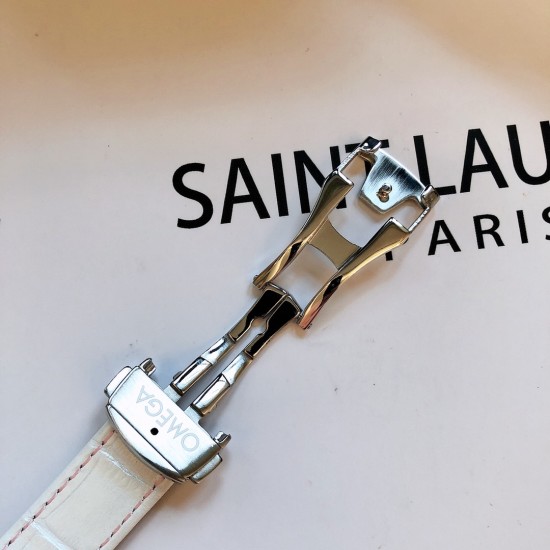 时光淙淙,细品每一刻芳香醇厚。欧米茄超霸系列38mm“卡布奇诺”有着双色的表盘配色,3个椭圆形小表盘的设计也令人眼前一亮。316精钢表壳福独特和欧米茄独特的Sedna️18K金搭配,整个表壳外圈镶钻,显得璀璨耀眼,匠具独心的双重表圈设计将钻石的闪亮光泽与超霸原型表款的运动精神完美融合,简直太显精致时髦感了!「MX实拍」如此传奇的它颜值真的超能打,此款配色真的很治愈,不仅颜色百搭,完全不挑肤色! 时光淙淙,细品每一刻芳香醇厚。欧米茄超霸系列38mm“卡布奇诺”有着双色的表盘配色,3个椭圆形小表盘的设计也令人眼前一亮。316精钢表壳福独特和欧米茄独特的Sedna️18K金搭配,整个表壳外圈镶钻,显得璀璨耀眼,匠具独心的双重表圈设计将钻石的闪亮光泽与超霸原型表款的运动精神完美融合,简直太显精致时髦感了!「MX实拍」如此传奇的它颜值真的超能打,此款配色真的很治愈,不仅颜色百搭,完全不挑肤色!