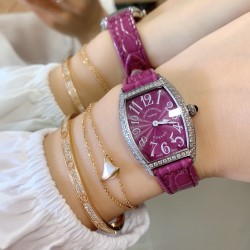 实拍 小红书强推 新色 FranckMuller 法兰克穆勒腕表是世界最知名的高级腕表品牌之一，也是无数男女明星的热捧之物。小酒桶型上手更潮，瑞士石英，表壳后盖桥形设计，贴手型 316上等精钢.尺寸26mm